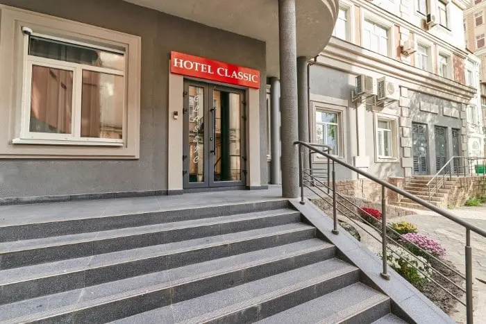 Вхід в готель Classic